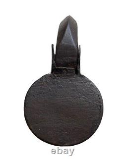 Ancient Chain and its Wrought Iron Key: Popular Art Antique Padlock with Screw System