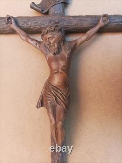 Beautiful large carved walnut crucifix, late 19th / early 20th century. H = 80 cm