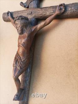 Beautiful large carved walnut crucifix, late 19th / early 20th century. H = 80 cm