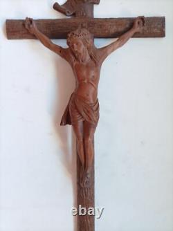 Beautiful large carved walnut crucifix, late 19th / early 20th century. H = 80 cm