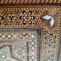 Box set inlaid with oriental mother-of-pearl, Syria, n° 18 K, popular art chest