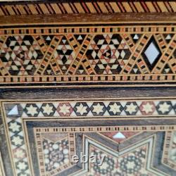 Box set inlaid with oriental mother-of-pearl, Syria, n° 18 K, popular art chest