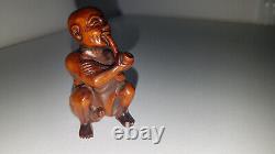 Curious Netsuke signed Japan man smoking pipe wood (3)