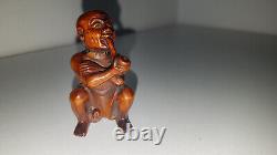 Curious Netsuke signed Japan man smoking pipe wood (3)