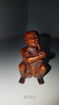 Curious Netsuke signed Japan man smoking pipe wood (3)