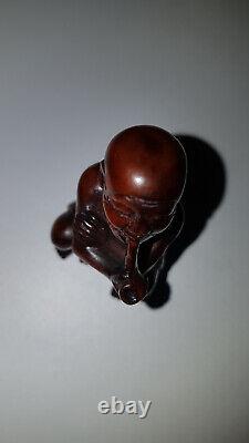 Curious Netsuke signed Japan man smoking pipe wood (3)