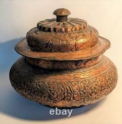 Interesting covered pot in repoussé copper from Tibet or China 18/19th century