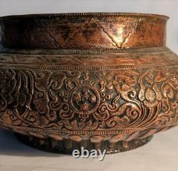 Interesting covered pot in repoussé copper from Tibet or China 18/19th century