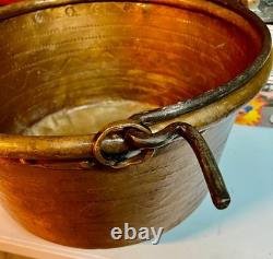 Large hammered copper cauldron, 19th century, 51 cm diameter, 32 cm height