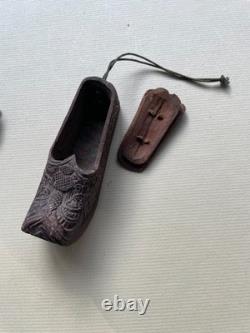 Magnificent pair of snuffboxes in the shape of shoes in carved wood, 19th century
