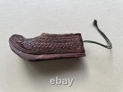 Magnificent pair of snuffboxes in the shape of shoes in carved wood, 19th century