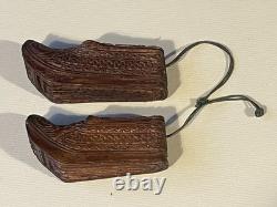 Magnificent pair of snuffboxes in the shape of shoes in carved wood, 19th century