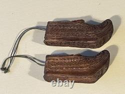 Magnificent pair of snuffboxes in the shape of shoes in carved wood, 19th century