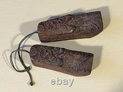 Magnificent pair of snuffboxes in the shape of shoes in carved wood, 19th century