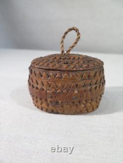 Old snuffbox, folk art box, bark with scalloped edges, turned, 19th century