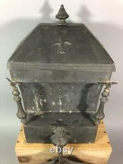 Rare antique WALL FOUNTAIN IN TIN supposed to be from the 18th/19th century Decorated with eagles