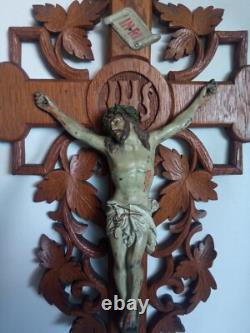 Rare large crucifix mural in carved oak, Napoleon III, late 19th century, 61 cm