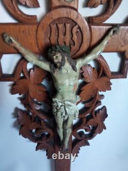 Rare large crucifix mural in carved oak, Napoleon III, late 19th century, 61 cm