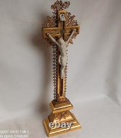 Superb golden crucifix with fine gold leaf, late 19th century