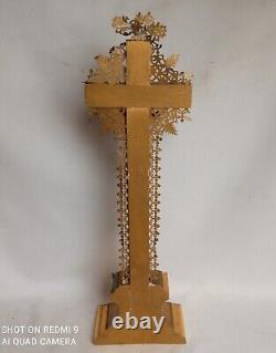 Superb golden crucifix with fine gold leaf, late 19th century