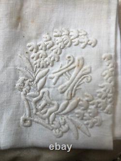 Wedding silk handkerchief holder from around 1850 with its handkerchiefs