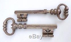 2 puissantes clés XVIIIe 17,5 cm, tige en pique, en cur, panneton en S et en 2
