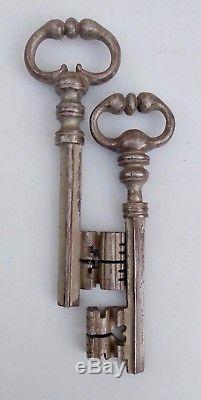 2 puissantes clés XVIIIe tige as de pique, cur, panneton en S et en 2