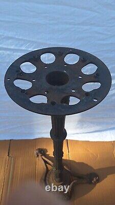 Ancien Grand Pied De Table Bistrot En Fonte. Vintage