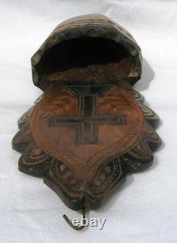 Ancien bénitier bois monoxyle art populaire croix