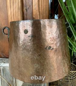Ancien chaudron de sorcière en cuivre martelé rustique tronconique inversé XIXe