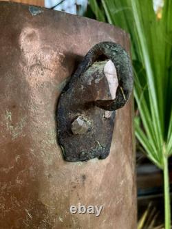Ancien chaudron de sorcière en cuivre martelé rustique tronconique inversé XIXe