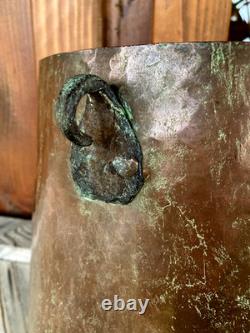Ancien chaudron de sorcière en cuivre martelé rustique tronconique inversé XIXe