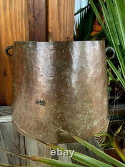 Ancien chaudron de sorcière en cuivre martelé rustique tronconique inversé XIXe