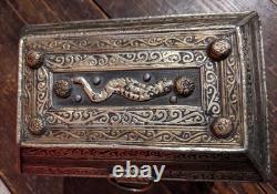 Ancien coffret pieds bronze petit coffre boite bijoux finement décoré ciselée