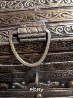 Ancien coffret pieds bronze petit coffre boite bijoux finement décoré ciselée
