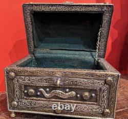 Ancien coffret pieds bronze petit coffre boite bijoux finement décoré ciselée