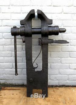 Ancien gros étau poids 100 kg forgeron forge enclume outil ancien fer forgé