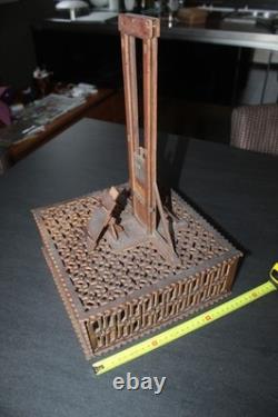 Ancien jouet en bois découpé guillotine