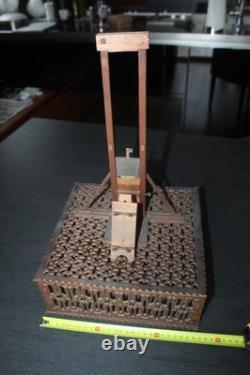 Ancien jouet en bois découpé guillotine