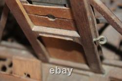 Ancien jouet en bois découpé guillotine