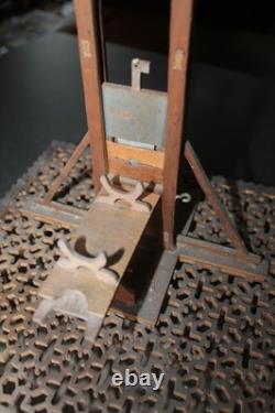 Ancien jouet en bois découpé guillotine