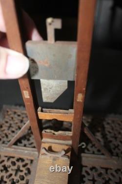 Ancien jouet en bois découpé guillotine
