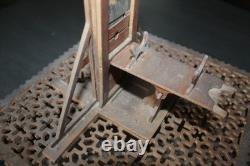 Ancien jouet en bois découpé guillotine