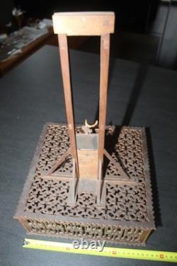 Ancien jouet en bois découpé guillotine