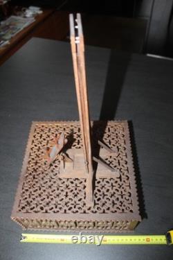 Ancien jouet en bois découpé guillotine
