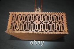 Ancien jouet en bois découpé guillotine