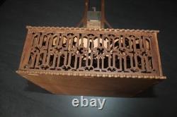 Ancien jouet en bois découpé guillotine