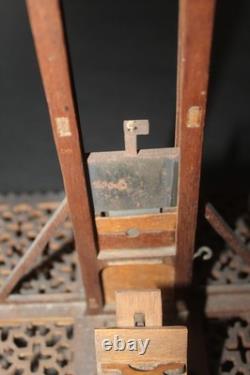 Ancien jouet en bois découpé guillotine