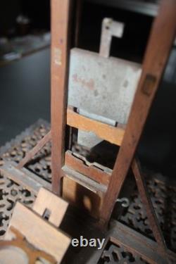 Ancien jouet en bois découpé guillotine
