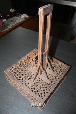 Ancien jouet en bois découpé guillotine